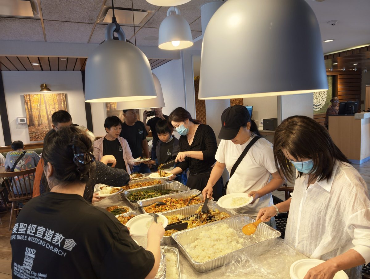 退修会用餐时间,大家排队取餐
