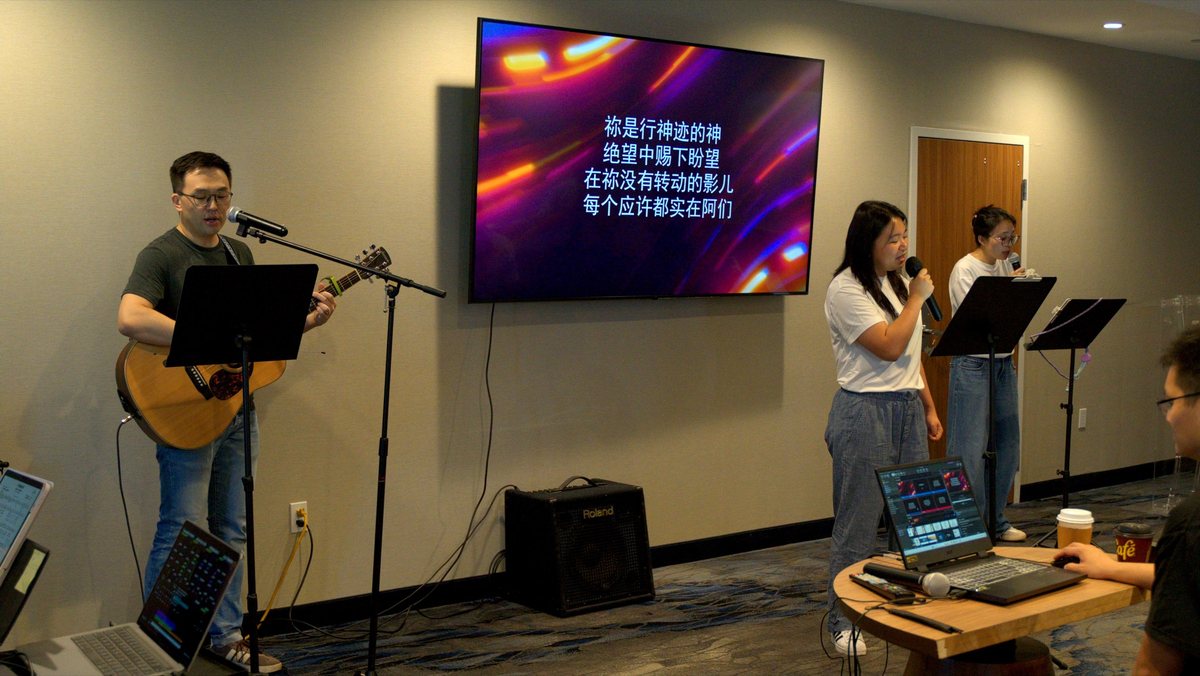 退修会敬拜时间,敬拜团在台前带领