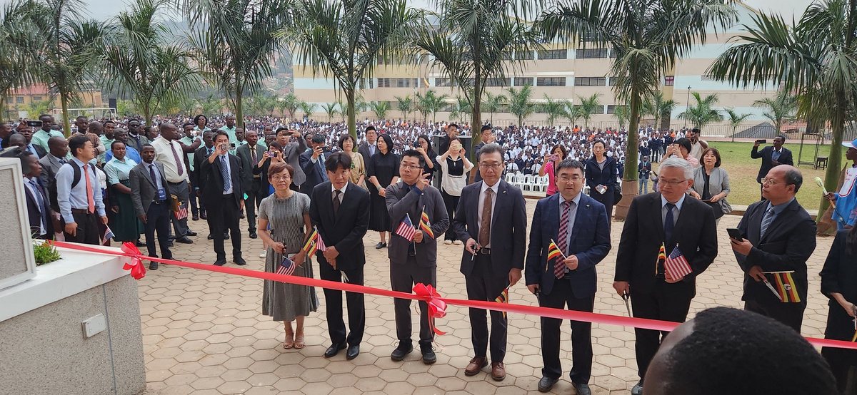 乌干达新校舍落成剪彩，校园里挤满师生与会众